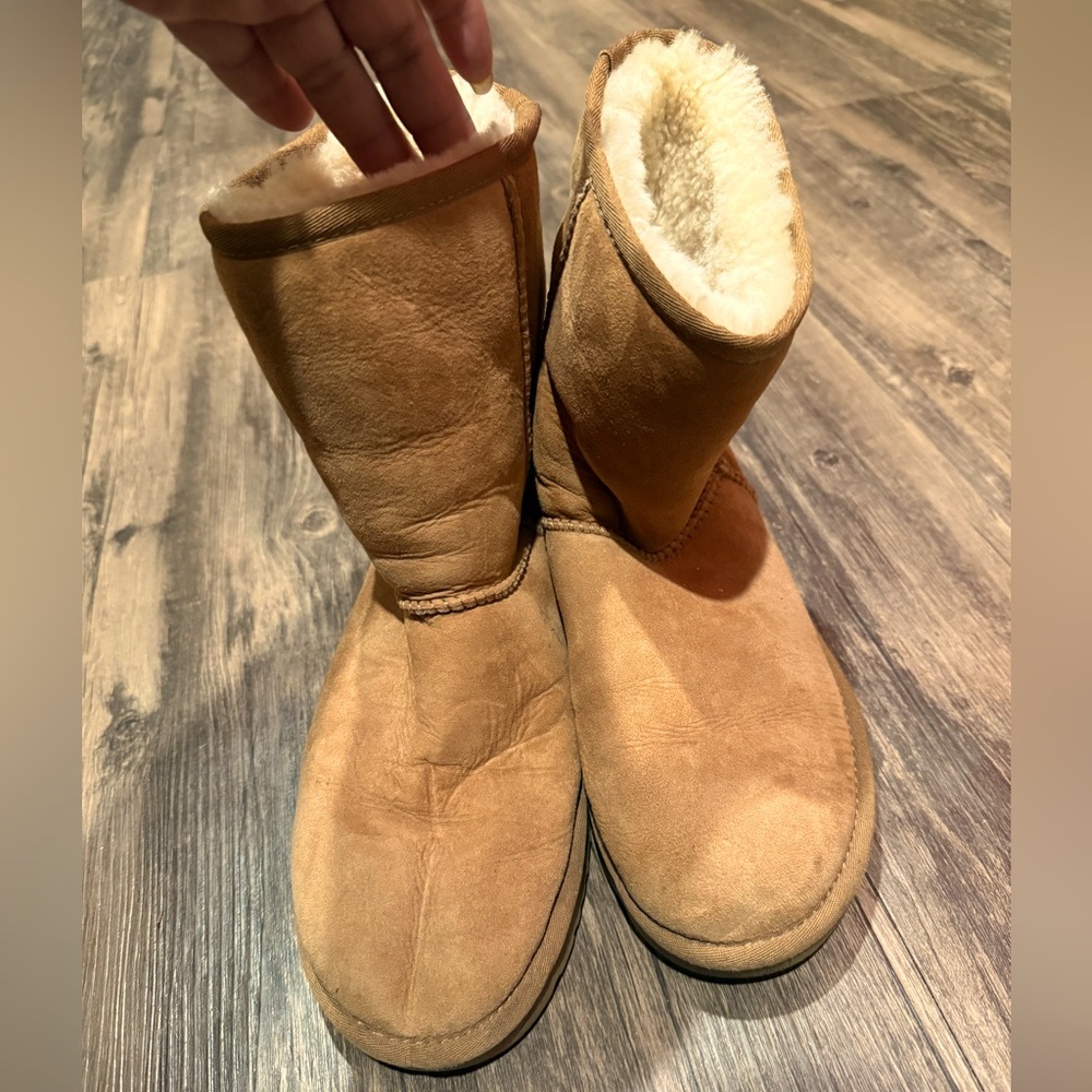 UGG,  Classic short Women’s Size 8
Used, good condition!